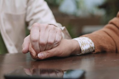 dando la mano a ancianos