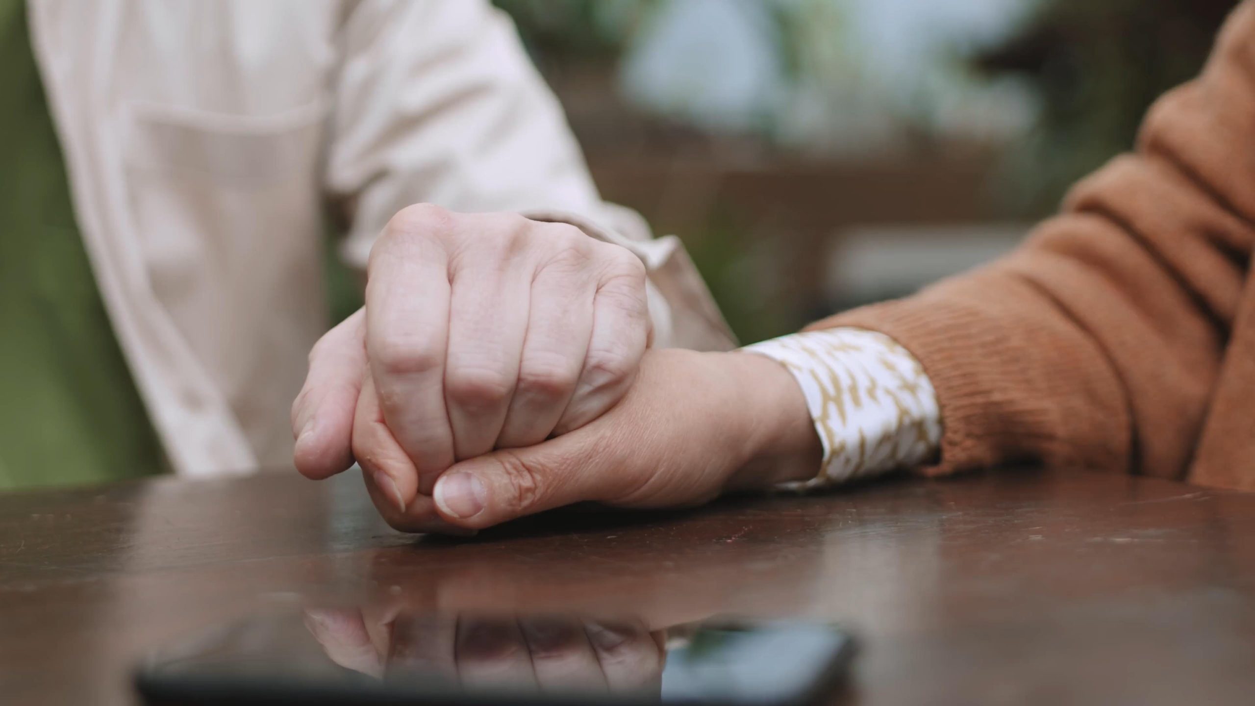 dando la mano a ancianos